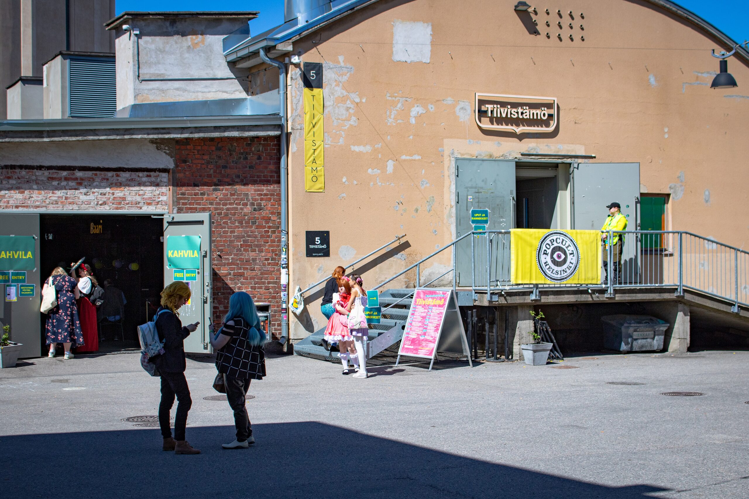 Conittajia cosplay-asuissa Tiivistämön etupihalla.